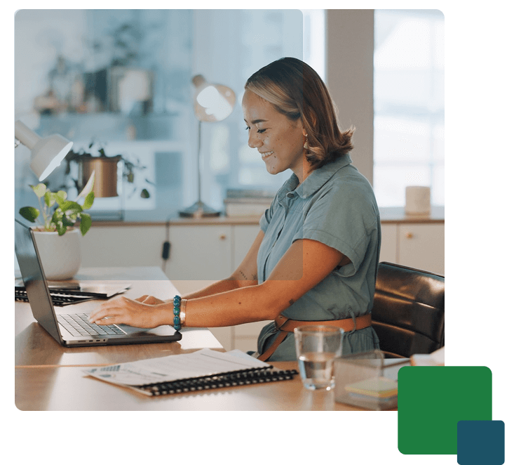 Qlik_consultant_charlotte_office_2 blonde female consultant at desk in blue